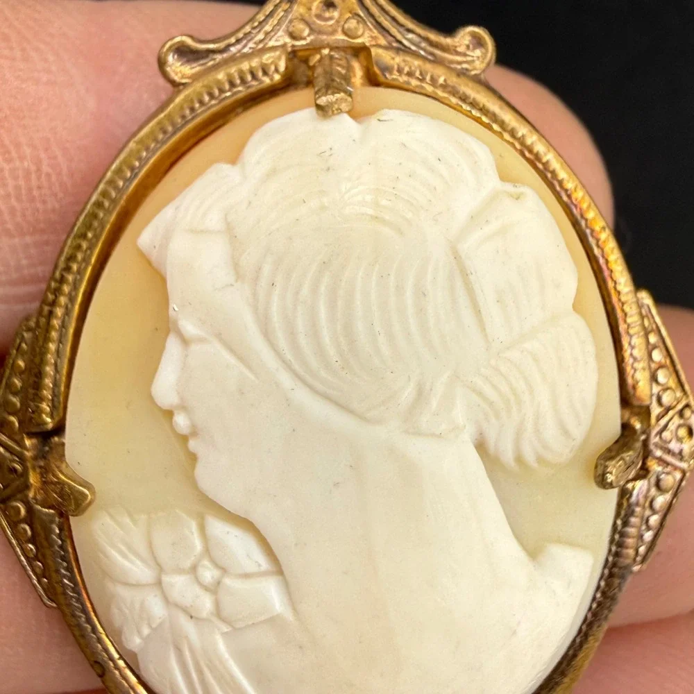 Vintage Cameo Brooch Gold Tone Carved Shell